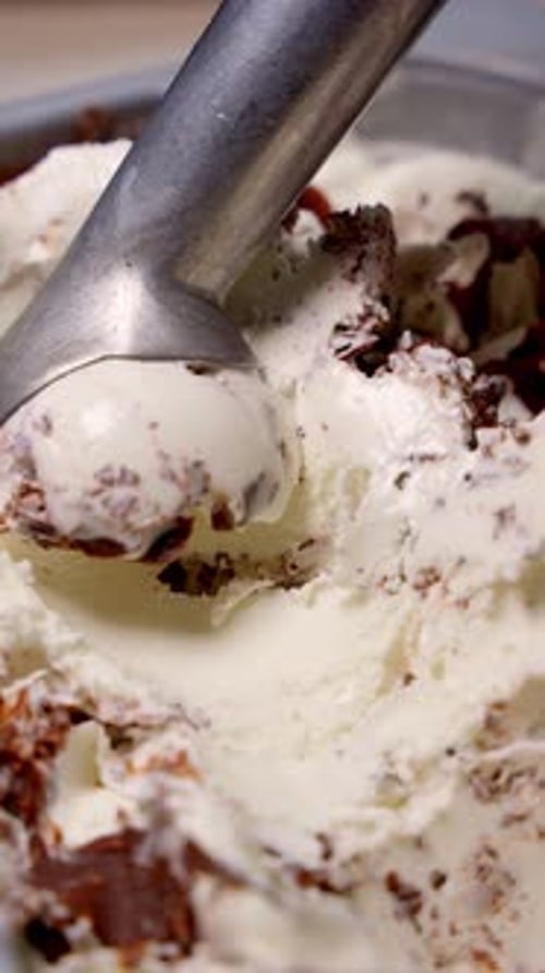 Nahaufnahme des Frozen Dessert-Konzepts von Scoop of Chocolate Chip Ice Cream