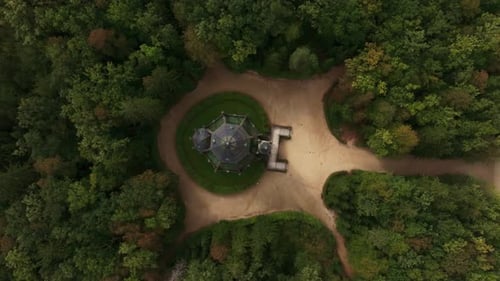 Vue aérienne de la tombe de Schwarzenberg dans une forêt tranquille, République tchèque.
