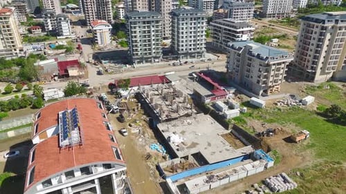 Vista aérea del progreso del sitio de construcción, doblado de barras de refuerzo y vertido de concreto
