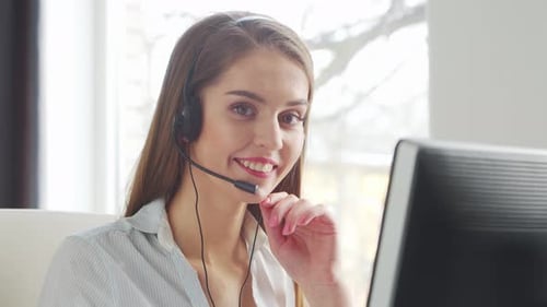 Professioneller Support-Mitarbeiter arbeitet im Home-Office am Arbeitsplatz einer Frau, die Kundenprobleme löst