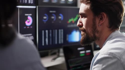 Equipe de traders financeiros trabalhando na bolsa de valores