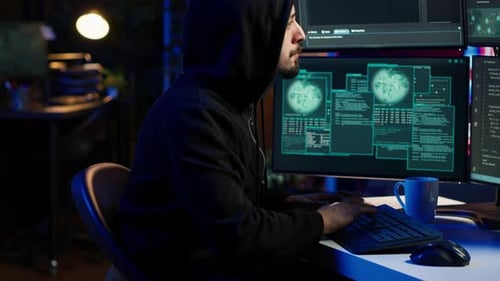 Un hacker utilise un PC pour voler des données ciblant des systèmes de sécurité non corrigés