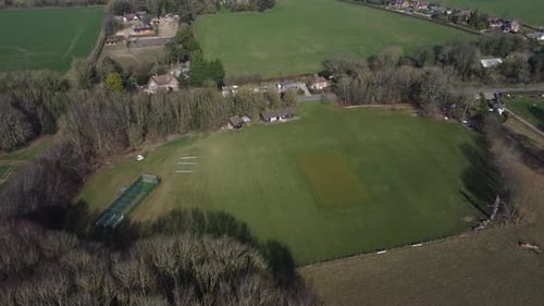 Vista aérea del campo del club de críquet rural de Nonington desde arriba de la órbita a la derecha