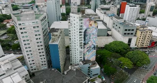 Vista aérea da Avenida Paulista e arte de rua, Brasil.