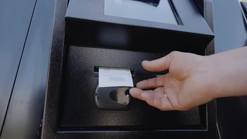 Holen Sie sich einen Scheck von einem Geldautomaten