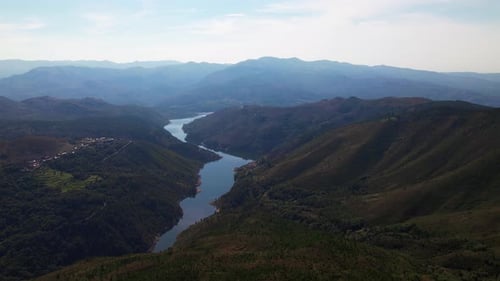 Luftaufnahme der atemberaubenden Tallandschaft. Wunderschöne Natur aus Portugal.