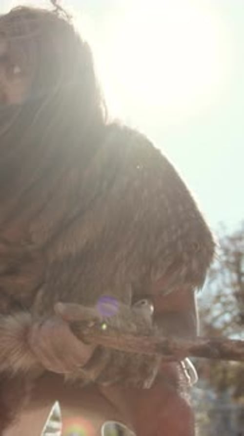 Primitiver Mensch begibt sich auf eine spannende Jagd in der ungezähmten Wildnis der Natur