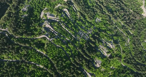 Imagens de drones sobrevoando a incrível estrada Serpentine Mountain