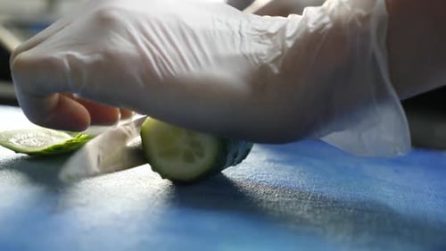 205 ans. Couper le concombre au couteau. Cuisiner des plats à base de concombre.