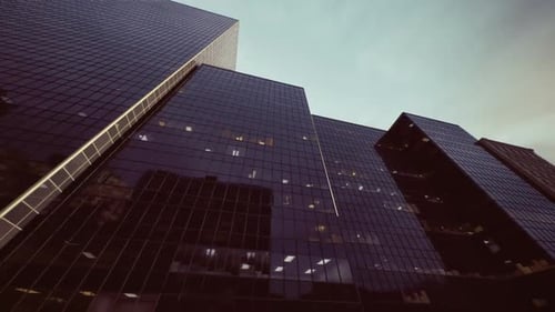 La oscura torre de cristal proyecta sombras bajo las ominosas nubes atmosféricas