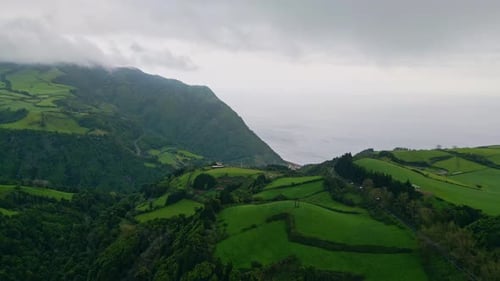 Düsteres Wetter Naturpark Meereshorizont Drohnenblick Grassy Hill Oceanside