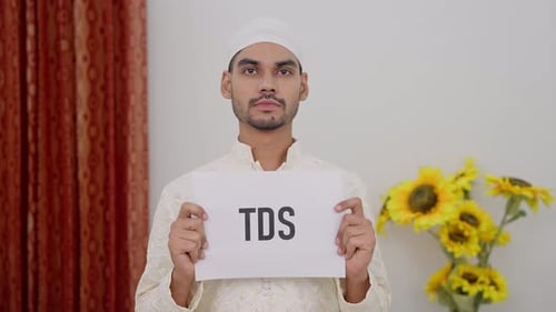 Hombre musulmán con póster de TDS