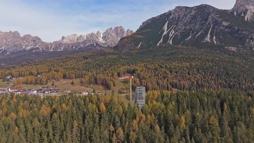 Sitio de construcción de saltos de esquí con grúa en Cortina d'Ampezzo, en otoño, Italia