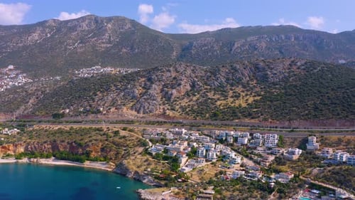 Hermosa vista aérea del paisaje urbano por mar en el fondo de las montañas