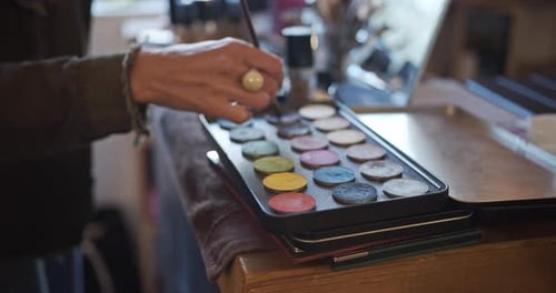 Erkunden Sie die Techniken der Make-up-Kunst in einem lebendigen Studio mit verschiedenen Werkzeugen und farbenfrohen Produkten