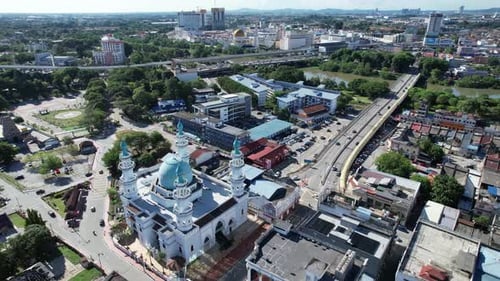 4K-Luftdrohnenaufnahme einer Stadt in Klang Selangor, Lock Track in und Rückaufnahme