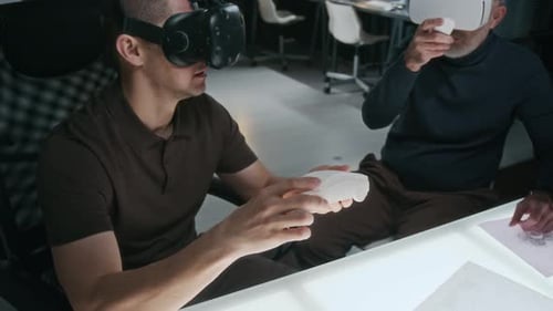 Zwei Autodesigner diskutieren mit VR-Headsets über Verbesserungen an neuen Modifikationen
