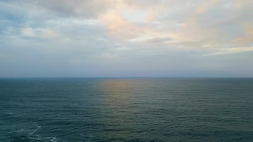 Panoramische bewölkte Meereslandschaft Bewölktes Sommerwetter. Sonnenstrahlen brechen heftig durch