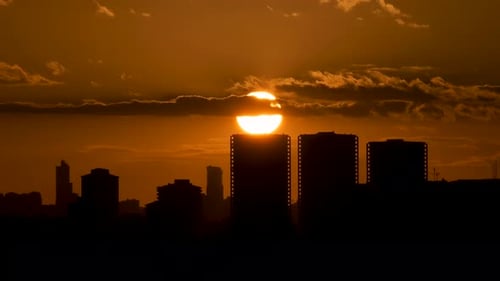 Puesta de sol entre rascacielos