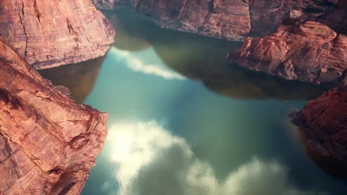 Um lago sereno situado entre montanhas majestosas