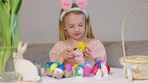 Buntes Ostereierverzieren mit einem Kind an einem Frühlingsnachmittag