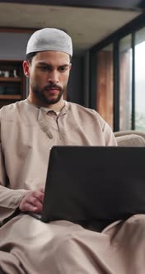 Musulman, homme et personne travaillant à distance dans la maison avec un ordinateur portable, pensant et tapant un reportage pour le journalisme