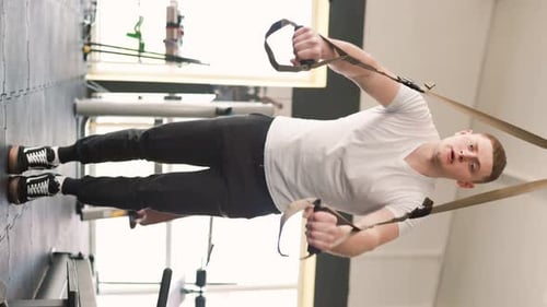 Männlich Das Fitnessstudio ist mein glücklicher Ort, an dem ich mich auf meine Fitnessziele im Fitnessstudio konzentrieren kann