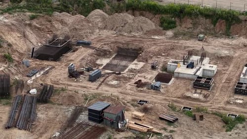 Zumbido sobrevuela la construcción del Estadio Nacional de Vilna con cimientos de hormigón y barras de refuerzo