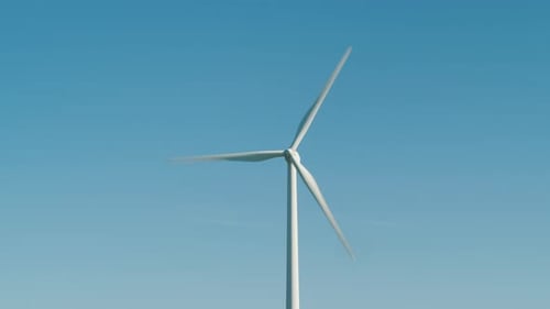 Ein Windgenerator vor blauem Himmelshintergrund