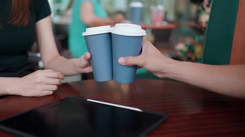 Femme et homme tintant des verres avec un café célébrant le succès de leur propre entreprise.