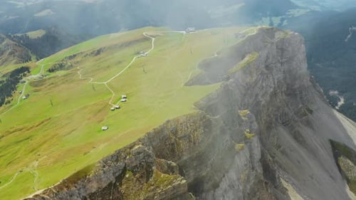 Une légère brume plane au-dessus de la crête de Seceda avec des pentes abruptes