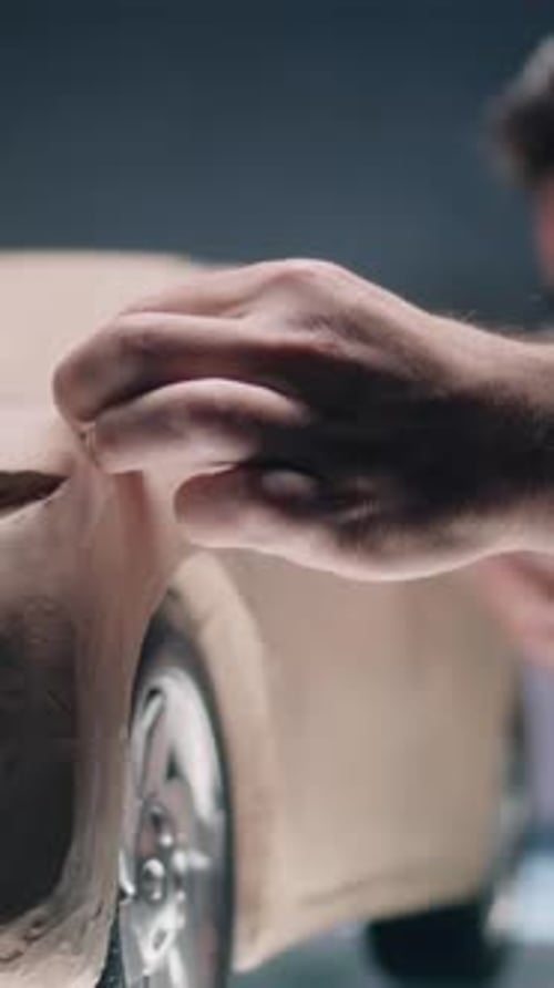 Designers fabriquant un prototype de voiture à partir d'argile