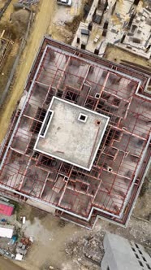 Vídeo vertical: escape aéreo: descubriendo la construcción urbana y el paisaje de apartamentos de lujo