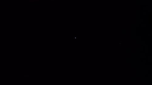 Sirius-Stern, der strahlend am Nachthimmel leuchtet. Es scheint, als würde es in völliger Isolation tanzen.