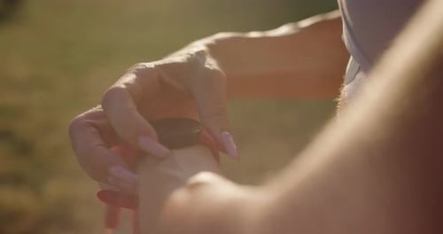 Nahaufnahme einer weiblichen Hand mit Smartwatch