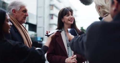 Celebridad, entrevista o transmisión con personas en la calle juntas para conversar o debatir