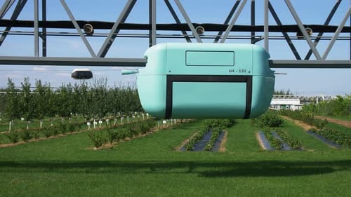 Green Skyway Unitruck dirige ao longo da ferrovia, passando pelo jardim