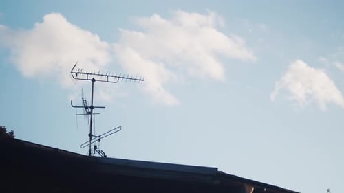 TV-Antenne auf dem Dach, wenn Wolken über uns ziehen, Zeitraffer