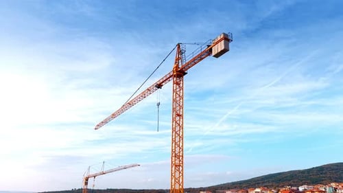Enorme sitio de construcción desde una perspectiva de ángulo bajo.