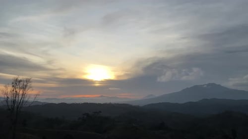 ciel magnifique et nuages dans les montagnes au coucher du soleil