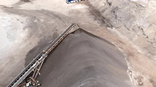 Drohnenaufnahme der zementverarbeitenden Industrie mit in Betrieb befindlichen schweren Geräten und Förderbändern