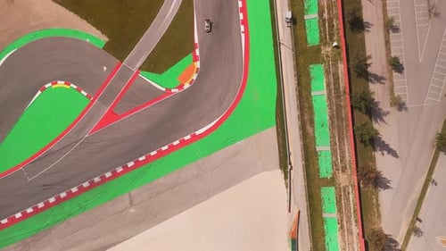 Vista aérea de la pista de carreras con vehículos en acción, Portugal.