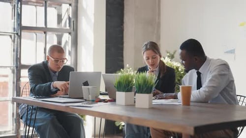 Journée de travail dans les bureaux modernes, personnes assises à table et utilisant des ordinateurs portables, affaires du département financier