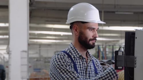 Industrieller Programmierer überprüft den Status der Steuerbox mit dem Computer