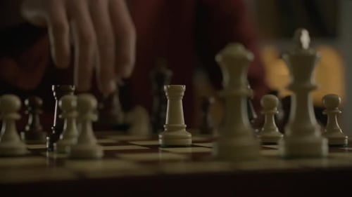 Dos ajedrecistas experimentados compiten por el liderazgo. Arena de tablero de ajedrez de juego estratégico.
El