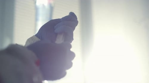 Der Arzt zieht Impfflüssigkeit in die Spritze, um den Patienten im Krankenhaus zu impfen