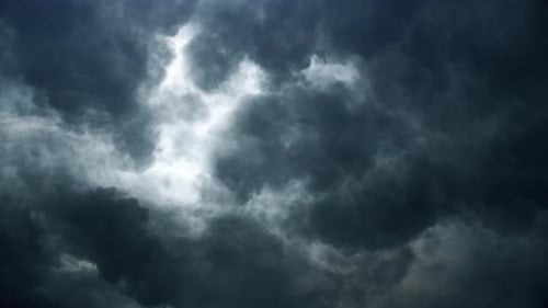 4K dramatisch Gewitterwolken mit schwarzen Wolken und stimmungsvollem Himmel.