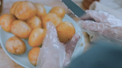 Frau, die eine Kartoffel mit einem scharfen Messer schält, Video: Haut von frischen Kartoffeln schälen, weiblich