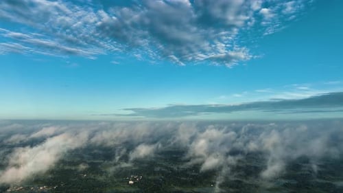 Vista aérea de las nubes sobre la tierra, Bangladesh.