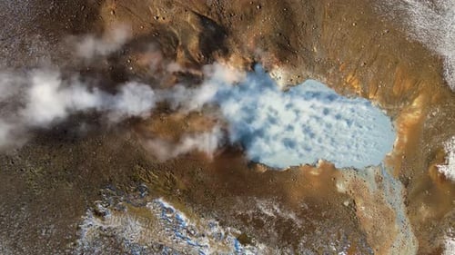 Luftaufnahme des geothermischen Gebietes mit Dampf, Island.